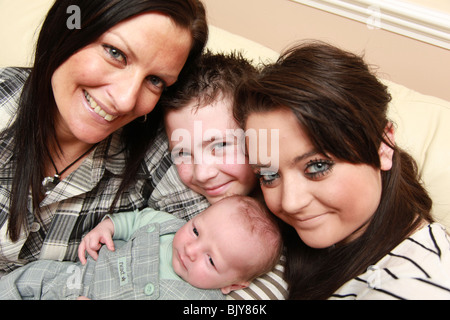 Portrait de famille de maman, pour les enfants et nouveau-né. Banque D'Images