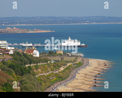 Vue de front de mer d'Eastbourne et de la jetée de South Downs Way , Sussex, England, UK Banque D'Images