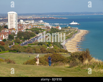 Vue de front de mer d'Eastbourne et de la jetée de South Downs Way avec des promeneurs en premier plan , Sussex, England, UK Banque D'Images