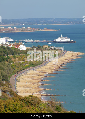 Vue de front de mer d'Eastbourne et de la jetée de South Downs Way, Sussex, England, UK Banque D'Images