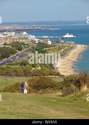 Vue de front de mer d'Eastbourne et de la jetée de South Downs Way avec des promeneurs en premier plan , Sussex, England, UK Banque D'Images