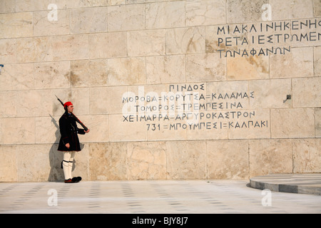 Connu sous le nom de gardes evzones marchant devant le tombeau de l'unknow soldier, Athènes, Grèce Banque D'Images
