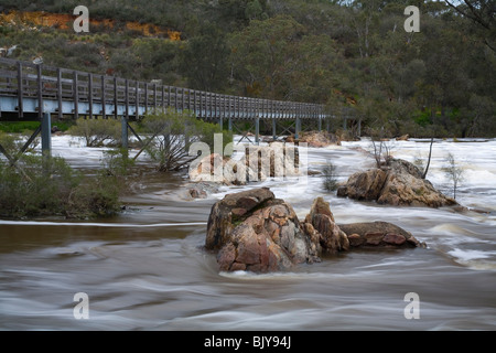 Pont sur cloches rapides sur la rivière Avon, Perth. L'ouest de l'Australie Banque D'Images