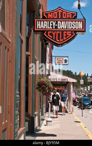 Harley Davidson shop sign sur la rue Main, Hill City, South Dakota, USA Banque D'Images