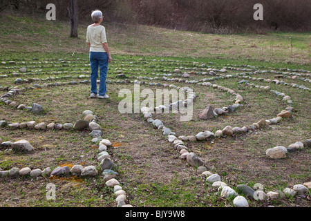 Femme dans la méditation du labyrinthe Banque D'Images