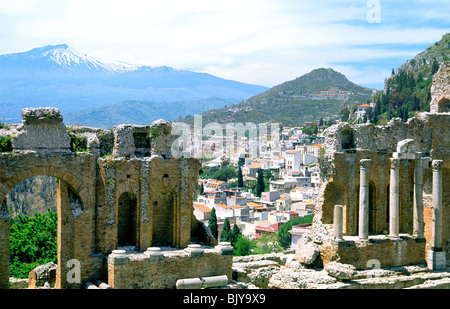 Taormina, Sicile. De l'ancien théâtre grec de Taormina à Mont Etna. Italie Banque D'Images
