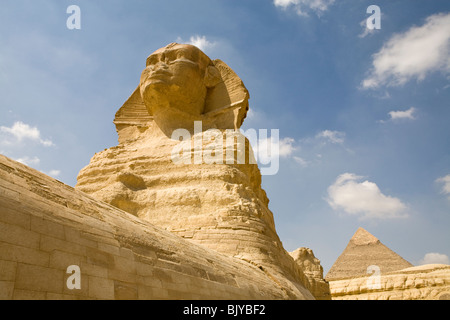 Le grand Sphinx de Gizeh Le Sphinx vu de boîtier avec pyramide de Khafré en arrière-plan, Le Caire, Egypte Banque D'Images