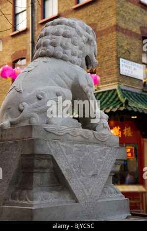 Pierre Lion stature, China Town London England UK Banque D'Images