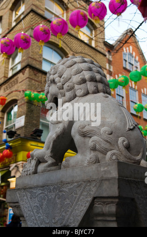 Pierre Lion stature, China Town London England UK Banque D'Images