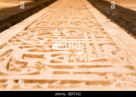 Script coraniques à la Qal'a-i-Kunha mosquée, construite par Sher Shah Sur entre 1538 et 1545, à l'Purana Qila à Delhi, Inde Banque D'Images