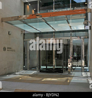 Auvent vitré au-dessus de l'entrée de la porte tournante du London stock Exchange au 10 Paternoster Square dans le quartier financier de la ville De Londres Angleterre Royaume-Uni Banque D'Images