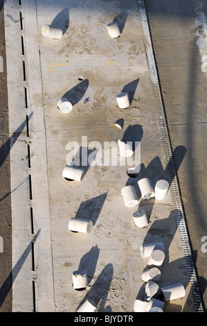 Les noyaux de béton percé de nouveau projet d'élargissement de l'autoroute de pavage pour barrière accident prend en charge Banque D'Images