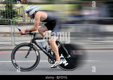 Randonnée à la course sur route sur voie publique fermée à la circulation normale à vitesse accent altérées Banque D'Images