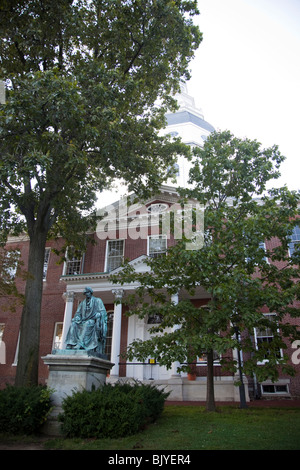 Une statue en face de la Maryland State House dans memoralizes Annapolis Roger Brooke Taney, 5e Juge en chef de l'United State Banque D'Images