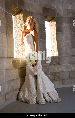 Happy young bride holding bouquet de fleurs blanches Banque D'Images