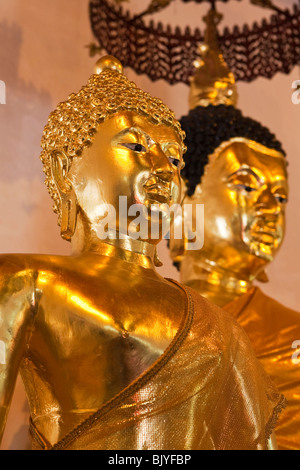 Bouddhas d'or à l'intérieur de temple Wat Duang Di, Chiang Mai, Thaïlande. Banque D'Images