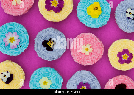 Cupcakes colorés et comestibles fleurs de printemps Banque D'Images