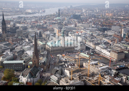 Vue générale ,Vue aérienne de Hambourg (Allemagne) avec Hôtel de ville, ville et construction, prises le 11 septembre 2005. Banque D'Images