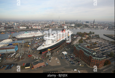 Vue générale , Vue aérienne de Hambourg, Allemagne, avec chantier naval Blohm & Voss et cruiser Queen Mary II, prise le 11 septembre 2005. Banque D'Images