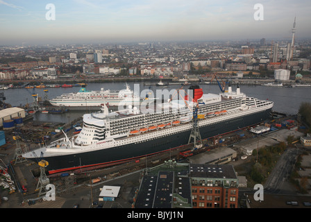 Vue générale , Vue aérienne de Hambourg, Allemagne, avec chantier naval Blohm & Voss et cruiser Queen Mary II, prise le 11 septembre 2005. Banque D'Images