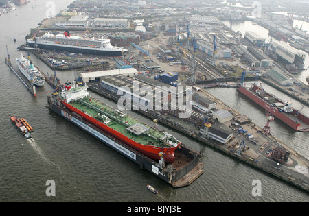 Vue générale , Vue aérienne de Hambourg, Allemagne, avec chantier naval Blohm & Voss et cruiser Queen Mary II, prise le 11 septembre 2005. Banque D'Images