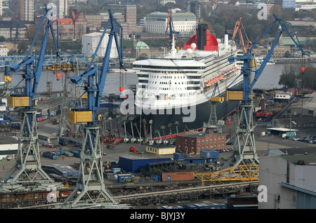 Vue générale , Vue aérienne de Hambourg, Allemagne, avec chantier naval Blohm & Voss et cruiser Queen Mary II, prise le 11 septembre 2005. Banque D'Images