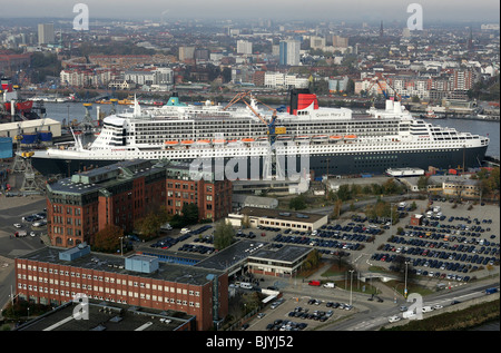 Vue générale , Vue aérienne de Hambourg, Allemagne avec chantier naval Blohm & Voss et cruiser Queen Mary II, prise le 11 septembre 2005. Banque D'Images