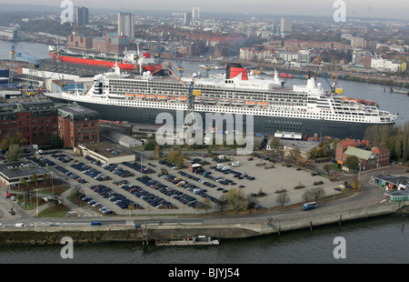 Vue générale , Vue aérienne de Hambourg, Allemagne avec chantier naval Blohm & Voss et cruiser Queen Mary II, prise le 11 septembre 2005. Banque D'Images