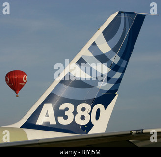 La dérive d'un Airbus A380 est photographié à côté d'un ballon à air chaud à Hambourg (Allemagne) à l'usine d'Airbus le 8 novembre 2005. Banque D'Images