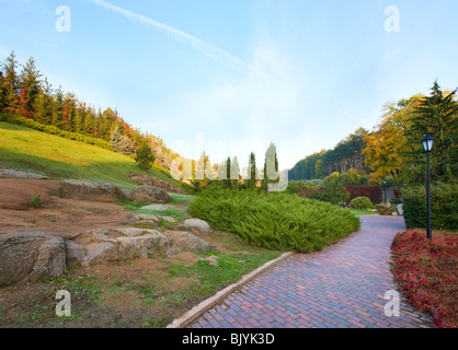 Sentier piétonnier et des sapins sur la colline dans le magnifique parc de la ville d'automne Banque D'Images