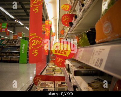 Un 'Roll Back [le prix]' dans un magasin ASDA au Royaume-Uni. Banque D'Images