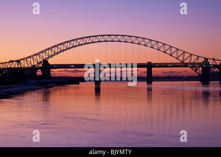 L'Aylesbury Widnes Silver Jubilee Bridge sur la Rivière Mersey Banque D'Images