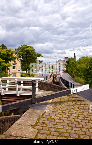 Vue d'une partie de l'Huddersfield petit canal qui traverse le village de slaithwaite West Yorkshire angleterre UK Banque D'Images