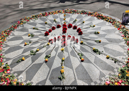 Le John Lennon Strawberry Fields memorial monument, Central Park, Manhattan, New York City Banque D'Images