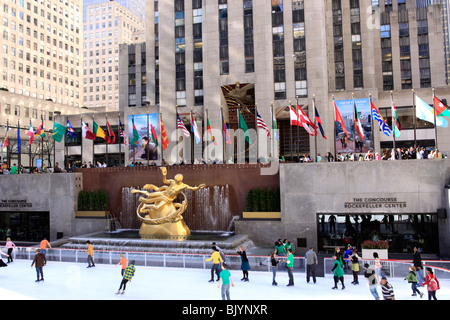 La sculpture Prométhée donne sur la patinoire du Rockefeller Center, Manhattan, New York Banque D'Images