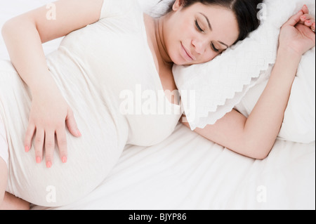 Pregnant Hispanic woman sleeping Banque D'Images