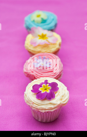 Cupcakes colorés et comestibles fleurs de printemps Banque D'Images