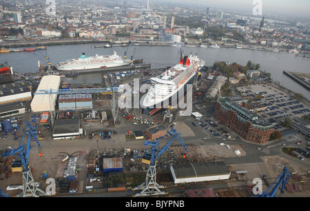 Vue générale , Vue aérienne de Hambourg, Allemagne, avec chantier naval Blohm & Voss et cruiser Queen Mary II, prise le 11 septembre 2005. Banque D'Images