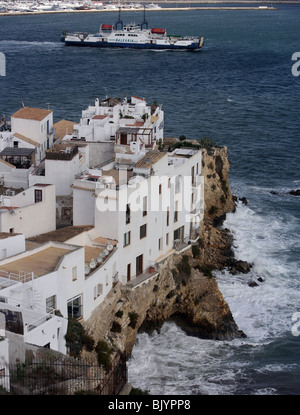 Maisons typiques à la côte sur les îles Baléares dans la vieille ville d'Ibiza, Eivissa, Espagne, Europe, avec un ferry sur Novemb Banque D'Images