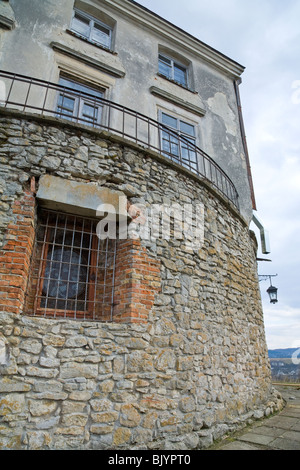 Mur de pierre avec fenêtre et lampe(Olesko Château, Lvivska Région, l'Ukraine, construites avant 1390) Banque D'Images