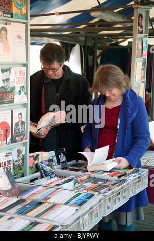 Un couple des livres d'occasion, le marché, Place du marché, Cambridge, Royaume-Uni Banque D'Images