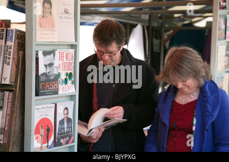 Un couple des livres d'occasion, le marché, Place du marché, Cambridge, Royaume-Uni Banque D'Images