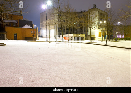 Parking voiture couverte de neige dans la nuit vide Banque D'Images