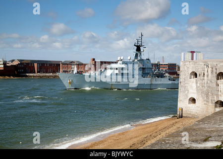 Le HMS Tyne (P281) est le premier de la classe River, les navires de patrouille extracôtiers laissant passé Portsmouth Harbour la tour ronde Banque D'Images