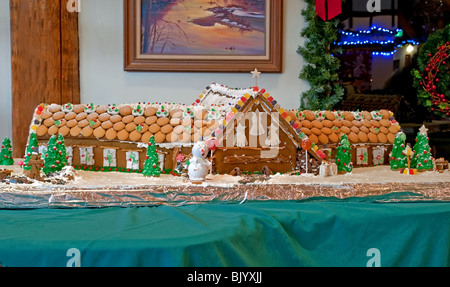 Cette photo est d'une très grande maison décorée avec glaçage blanc, bonbons, gaufrettes à la vanille pour le toit et beaucoup de jujubes Banque D'Images