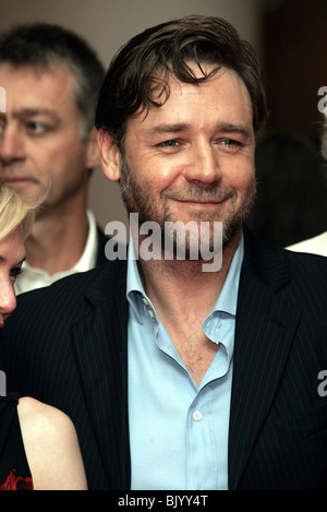 RUSSELL CROWE de l'OMBRE À LA PREMIERE. VENI PALAZZO DEL CINEMA LIDO Venise ITALIE 05 Septembre 2005 Banque D'Images