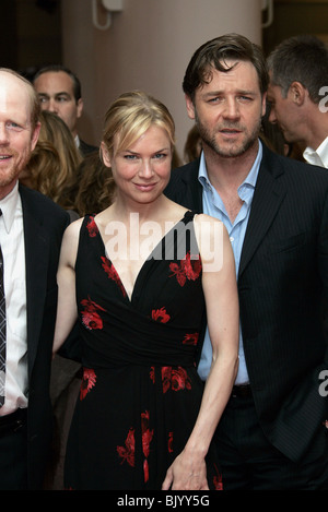 RENEE ZELLWEGER et Russell Crowe de l'OMBRE À LA PREMIERE. VENI PALAZZO DEL CINEMA LIDO Venise ITALIE 05 Septembre 2005 Banque D'Images