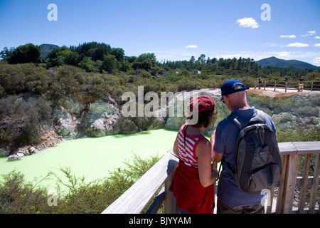 Devil's Bath est une construction robuste à double cratère rempli d'eau naturellement de couleur vert lime Nouvelle-zélande Banque D'Images