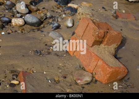 Happisburgh Bec UK - briques sur plage montrant l'érosion côtière Banque D'Images