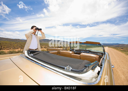 Voyageur solitaire à l'aide de jumelles Banque D'Images